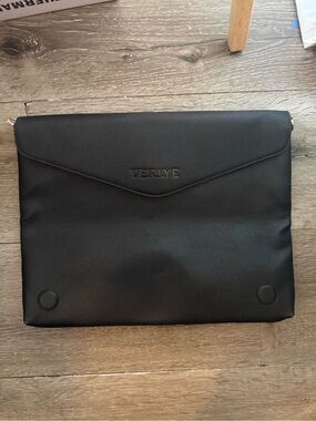 lab top carrying case, magnetic closure